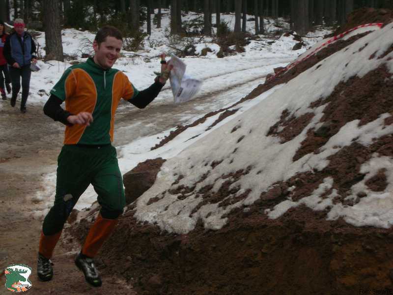 Daniel spurtar i mål i Tibro och ser fram emot snöfria tränings-OL framöver.