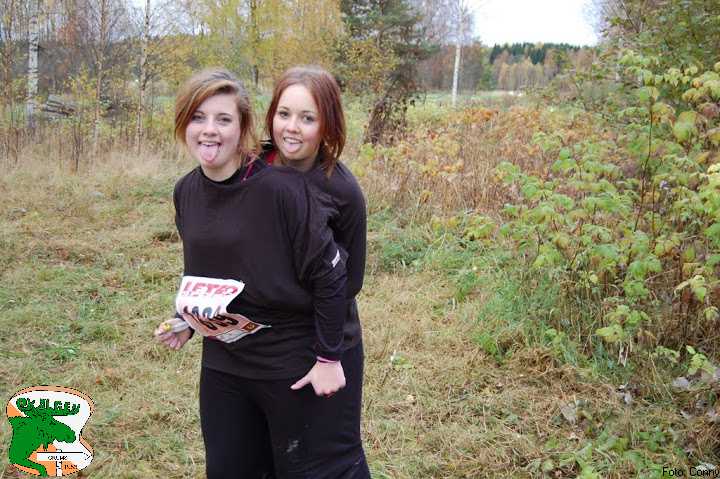 Madeleine och Sara i tvillingdräkt på daladubbeln