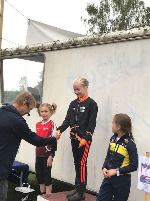 Hanna Lilja tar emot sin guldmedalj i D10
